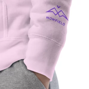 Gros plan de la broderie du sweat à capuche Lac Gelé Lavender de NOWFIELD.