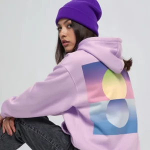 Modèle portant le sweat à capuche Lac Gelé Lavender de NOWFIELD, vue de dos.
