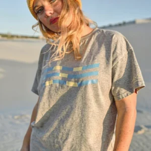 T-shirt Afterglow Grey de NOWFIELD porté dans un environnement outdoor.