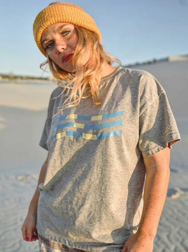 T-shirt Afterglow Grey de NOWFIELD porté dans un environnement outdoor.