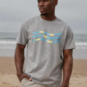 Modèle portant le t-shirt Afterglow Grey de NOWFIELD, vue de face.