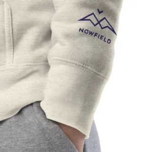 Gros plan de la broderie du sweat à capuche Highlands Oatmeal de NOWFIELD.