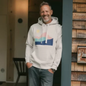 Hoodie Highlands Oatmeal de NOWFIELD porté dans un environnement naturel, illustrant l'esprit outdoor et minimaliste de la collection.