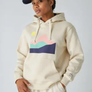 Modèle portant le sweat à capuche Highlands Oatmeal de NOWFIELD, vue de face.