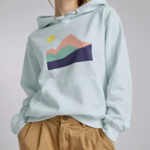 Modèle portant le sweat à capuche Highlands Sky Blue de NOWFIELD, vue de face.