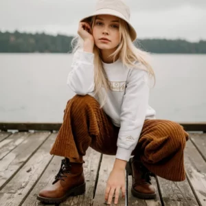 Sweat Lifestyle Outdoor Heather Grey de NOWFIELD porté dans un environnement outdoor.