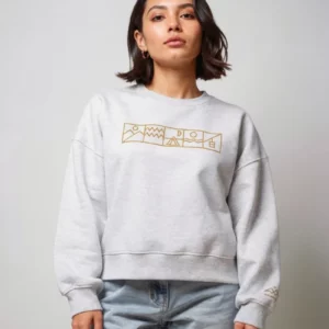 Modèle portant le sweat Lifestyle Outdoor Heather Grey de NOWFIELD, vue de face.