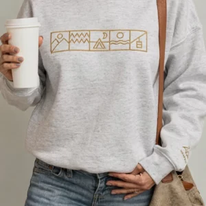 Modèle portant le sweat Lifestyle Outdoor Heather Grey de NOWFIELD, vue de face.