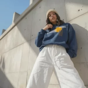 Modèle portant le sweat à capuche Mer du Nord Indigo Blue de NOWFIELD, vue de face.