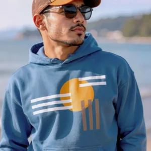 Modèle portant le sweat à capuche Mer du Nord Indigo Blue de NOWFIELD, vue de face.