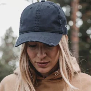 Casquette vintage NOWFIELD coloris navy portée dans un environnement outdoor.