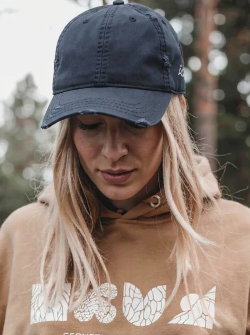 Casquette vintage NOWFIELD coloris navy portée dans un environnement outdoor.