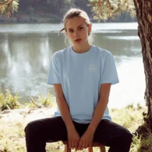 T-shirt Lifestyle Outdoor bleu ciel de NOWFIELD porté dans un environnement outdoor.