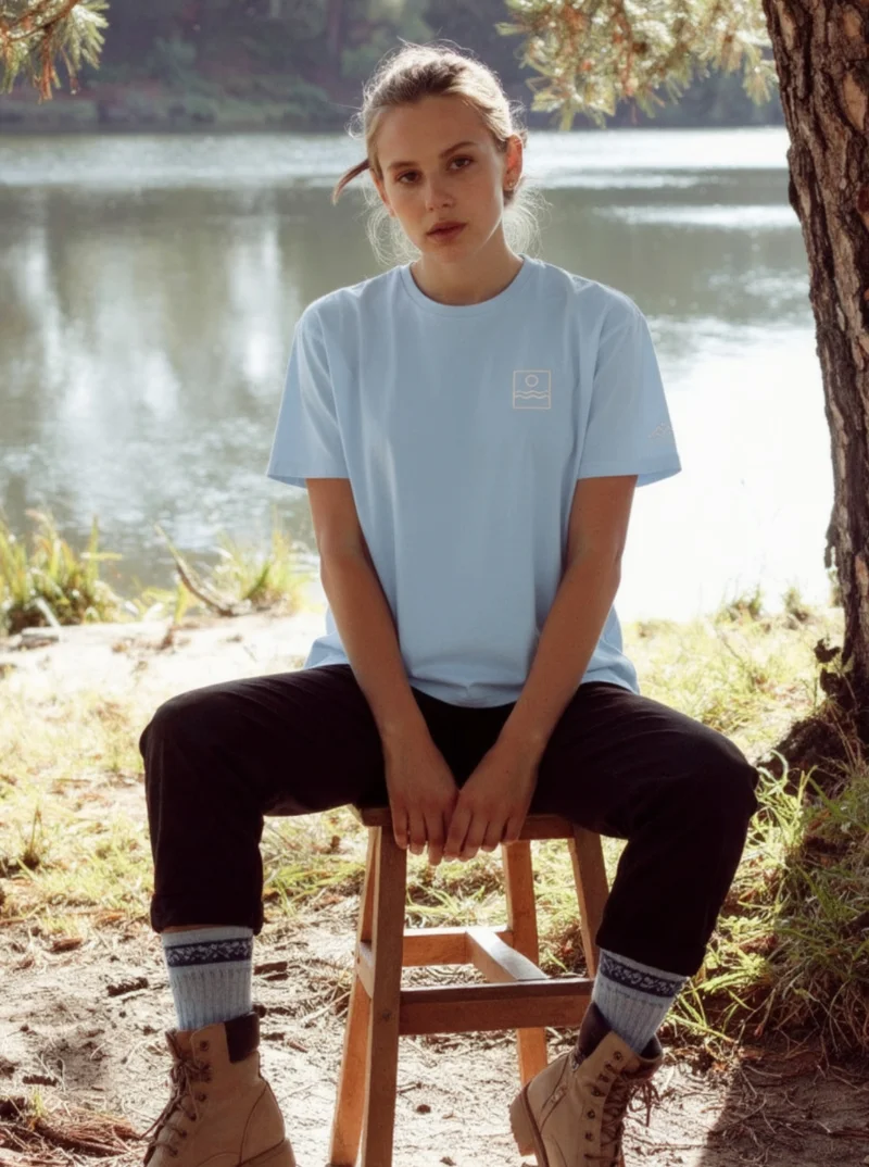T-shirt Lifestyle Outdoor bleu ciel de NOWFIELD porté dans un environnement outdoor.