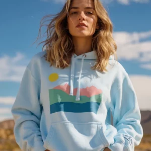 Sweat à capuche Highlands Sky Blue de NOWFIELD porté dans un environnement outdoor.
