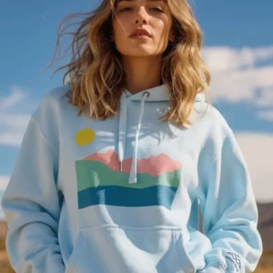Sweat à capuche Highlands Sky Blue de NOWFIELD porté dans un environnement outdoor.