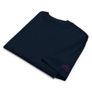 T-shirt Essential Navy Blue de NOWFIELD, présenté plié.
