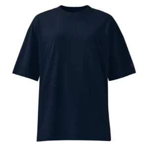 T-shirt Essential Navy Blue de NOWFIELD porté dans un environnement outdoor.