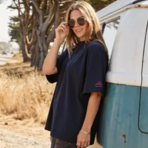 T-shirt Essential Navy de NOWFIELD porté dans un environnement outdoor.