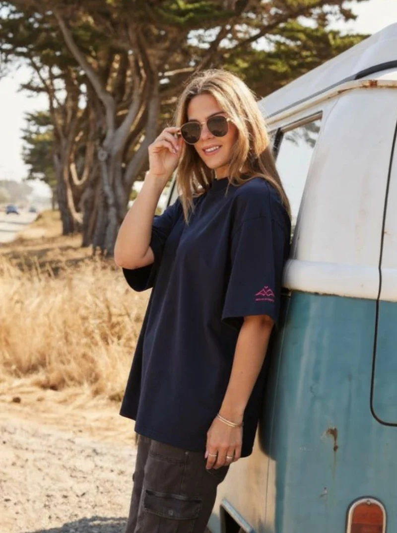 T-shirt Essential Navy de NOWFIELD porté dans un environnement outdoor.