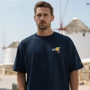 T-shirt Mer du Nord Navy de NOWFIELD porté dans un environnement outdoor.