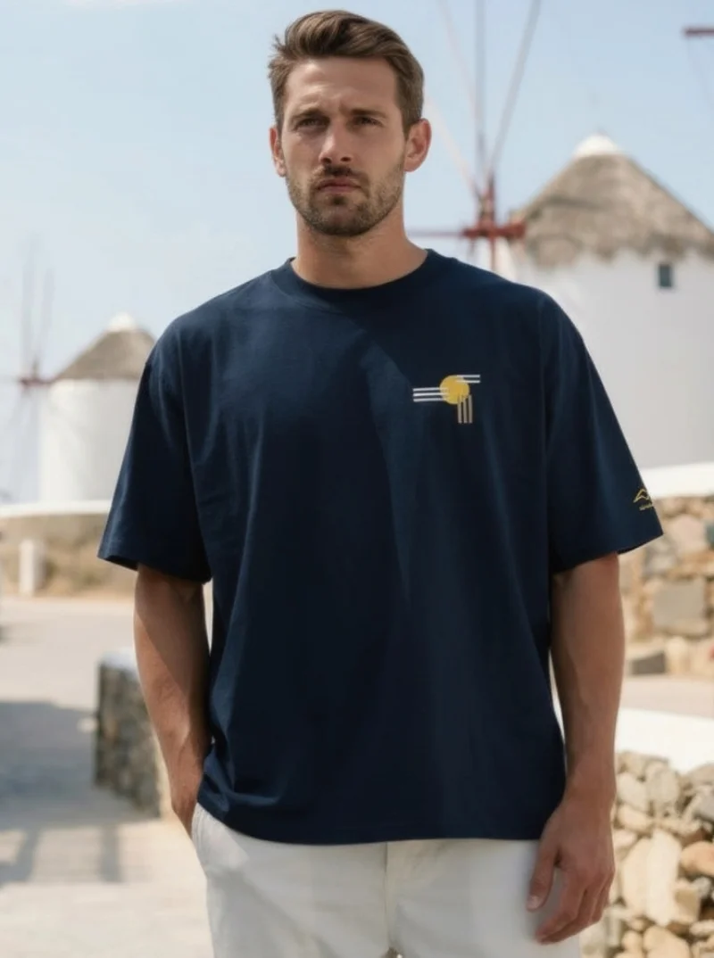 T-shirt Mer du Nord Navy de NOWFIELD porté dans un environnement outdoor.