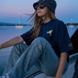 T-shirt Mer du Nord Navy de NOWFIELD porté dans un environnement outdoor.